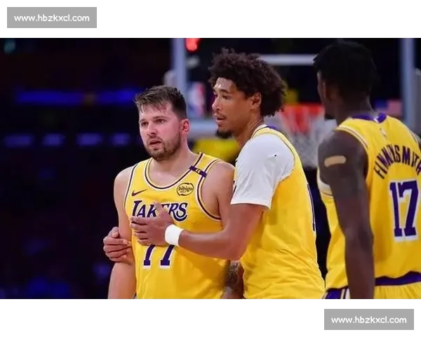 湖人对决热火jr引爆赛场老将新星碰撞成焦点季后赛风云再起球迷沸腾